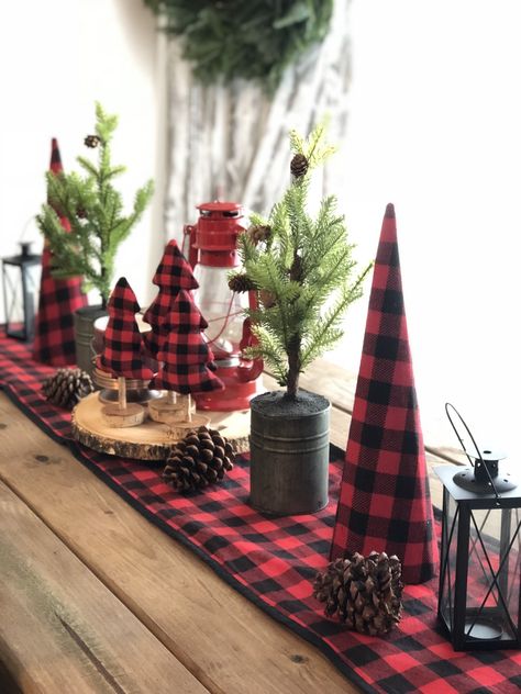 Christmas Decor For Small Apartment, Small Apartment Ideas, Buffalo Check Christmas Decor, Buffalo Plaid Christmas Decor, Deco Table Noel, Tafel Decor, Plaid Christmas Decor, Christmas Decorations Cheap, Buffalo Check Christmas