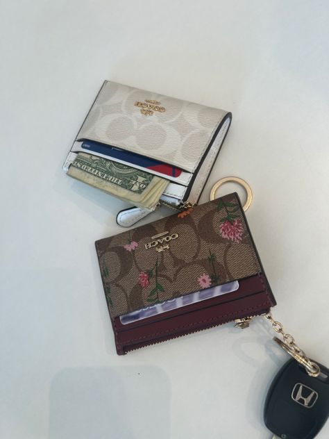 Coach Keychain Wallet With Keys, Cute Cardholder Wallet, Coach Keychain Wallet Aesthetic, Pretty Wallets For Women, Wallet Astethic, Coach Flower Wallet, Phone Wallet Aesthetic, Designer Wallet Aesthetic, Coach Wallet Small