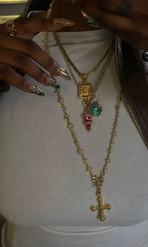 Accessories layout inspo Maximalism Jewelry, Xoxo Jewelry, 00s Mode, Necklaces And Rings, Dope Jewelry Accessories, Jewelry Accessories Ideas, Dope Jewelry, Chunky Jewelry, Maximalism