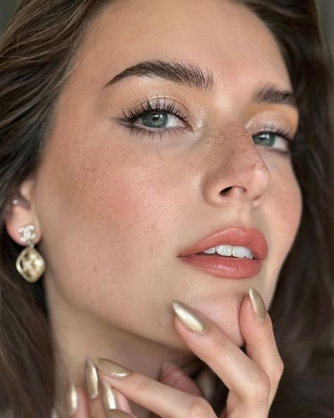 Imgur: The magic of the Internet 60s Eye Makeup, Olive Skin Makeup, Green Eyes Blonde Hair, Makeup For Round Eyes, Pale Skin Makeup, Pale Makeup, Round Face Makeup, Redhead Makeup, Jessica Clement