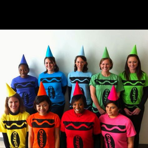 Homemade Crayola shirts! Crayola Family Costume, Crayola Costume, Crayon Box Costume, Crayon Halloween Costume, Teacher Halloween Costumes Group, Halloween Crayons, Crayon Costume, Halloween Costumes For Work, Teacher Halloween Costumes