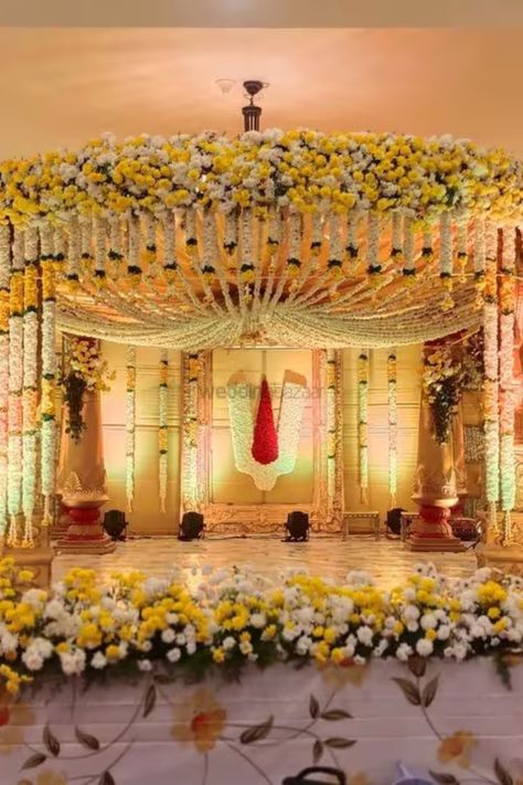 Beautiful & Unqiue Decor Ideas for South Indian Weddings. With South Indian Wedding Mandap decor to South Indian Wedduing Entrance Decor, We have so many Ideas for you. #weddingbazaar#indianwedding #southindianweddings #southindianweddingdecormandap #southindianweddingdecortelugu #southindianweddingdecormandapindoor #southindianweddingdecoronbudget #southindianweddingdecorathome #southindianweddingdecorsimple #southindianweddingdecorbackdrops #southindianweddingdecorreception #southindiandecor Wedding Hall Decorations South Indian, Telugu Marriage Decoration, South Wedding Decorations, South Indian Wedding Hall Decorations, Engagement Decorations South Indian, Wedding Muhurtham Decoration, Muhurtham Stage Decoration South Indian, Muhurtham Decoration South Indian, Wedding Mandap Decoration South Indian