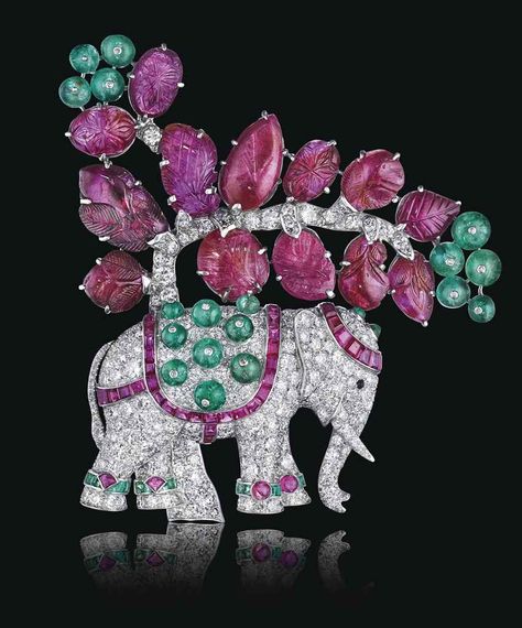 Elephant Brooch, Bijoux Art Deco, Animal Themed Jewelry, Cabochon Ruby, Bijoux Art Nouveau, Gemstone Brooch, Elephant Jewelry, Van Cleef And Arpels, Emerald Bead