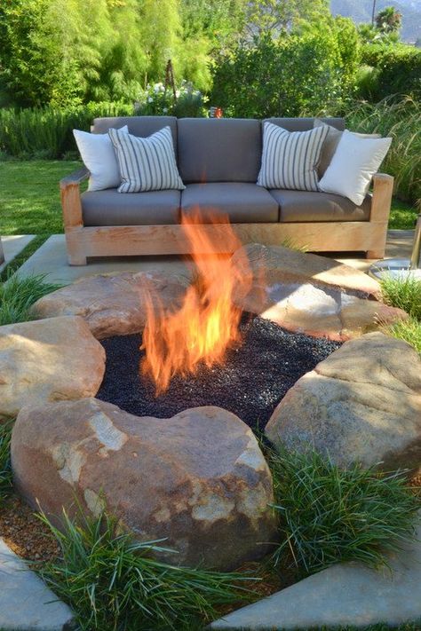 Creative Outdoor Spaces and Design Ideas Fire Pit Plans, Outside Fire Pits, Outdoor Fire Pit Designs, Cool Fire Pits, Backyard Seating, Stone Fire Pit, Fire Pit Designs, Diy Fire Pit, Backyard Inspiration