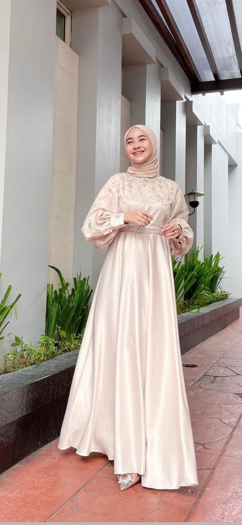 Muslim Dress Party, Model Baju Bridesmaid Hijab, Baju Bridesmaid Hijab, Model Baju Bridesmaid, Baju Pengapit, Model Dress Kebaya, Dress Brokat Modern, Dress Muslim Modern, Braidsmaid Dresses