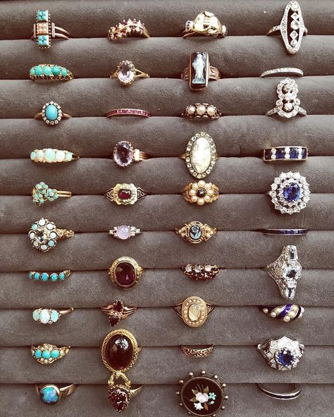 Rings Aesthetic Vintage, Blue Topaz Promise Ring, Sapphire Necklaces, 70s Jewelry, Chop Recipes, Gold Diamond Wedding Rings, Rings Aesthetic, Pork Chop, Mode Inspo