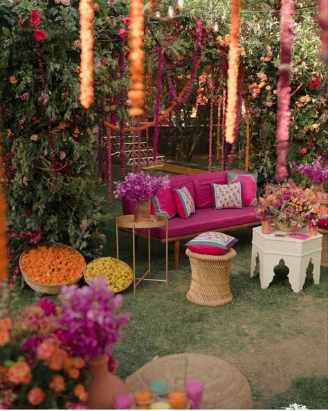 Mehndi Stage Decor, Devika Narain, Small Wedding Decor, Wedding Mehendi, Mehendi Decor Ideas, Mehendi Decor, Wedding Decor Photos, Desi Wedding Decor, Dream Wedding Decorations