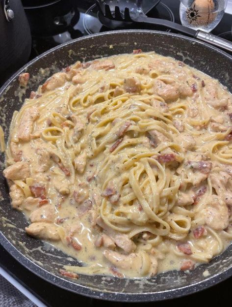 Creamy Chicken Carbonara - Recipes Smile Pasta Carbonara Aesthetic, Creamy Chicken Carbonara, Carbonara Recept, Pasta Aesthetic, Chicken Carbonara Recipe, Chicken Carbonara, Italian Pasta Dishes, Carbonara Recipe, Pasta Carbonara