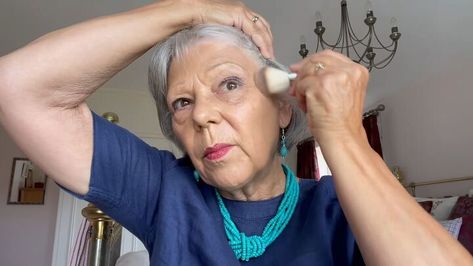 This is a guide on how to contour your face as an older woman. Learn the best contour hacks in this quick post. Contour For Older Women, How To Do Highlights, Contour Hacks, Best Contour, Applying Highlighter, How To Contour Your Face, How To Apply Bronzer, Cover Wrinkles, Best Contouring Products