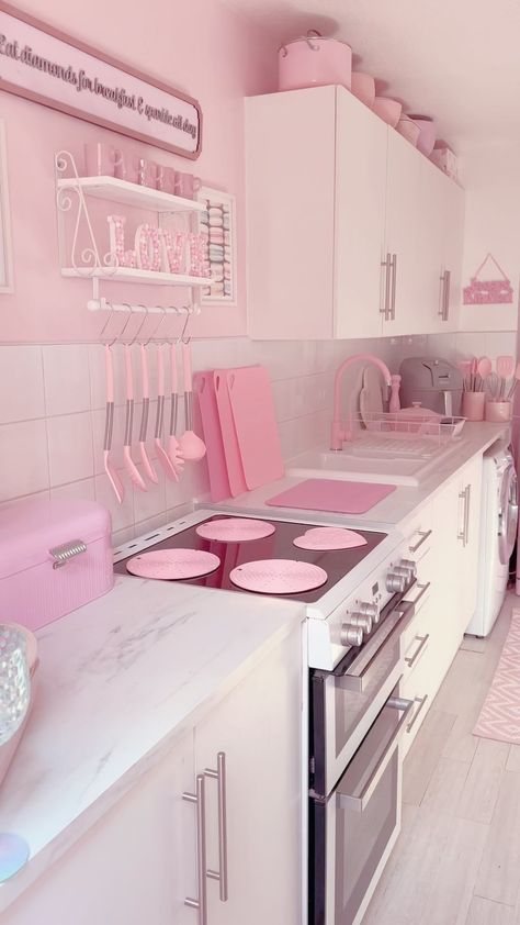 Pink And White Kitchen, Pink Appliances, Pink Apartment Decor, Girly Kitchen, Pink Fridge, Pink Apartment, House Aesthetics, Apartment Simple, Pink Kitchen Decor