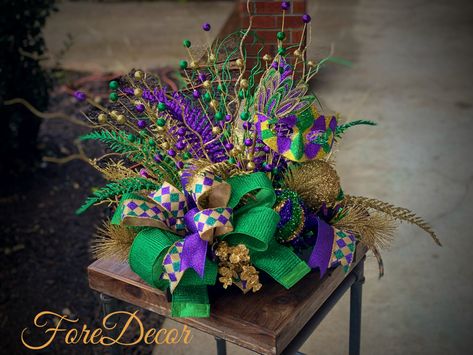 Mardi Gras Decor, Mesh Garland, Deco Mesh Garland, Mardi Gras Centerpieces, Mardi Gras Crafts, Mardi Gras Wreath, Hand Painted Bottles, Gala Event, Mardi Gras Costumes