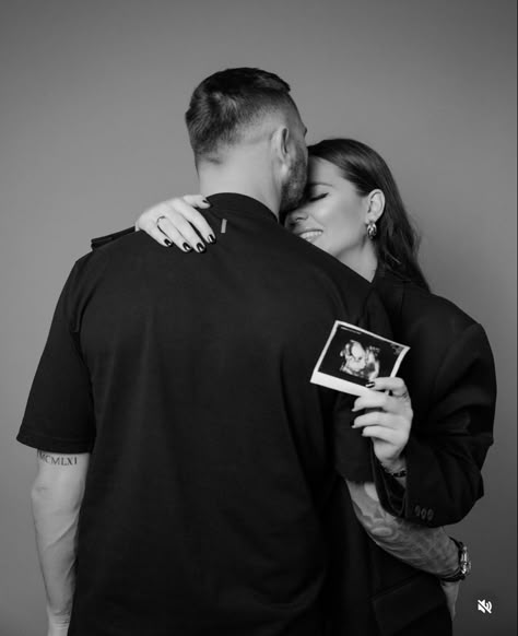 5 Month Belly Bump, Baby Reveal Ideas Photoshoot, Photo Gender Reveal Ideas, Couple Announcement Photos, Maternity Photoshoot In Nursery, Ideas For Maternity Photo Shoot, Pregnant Engagement Pictures, Maternity Photoshoot Black Dress, Pregnancy Instagram Photo Ideas