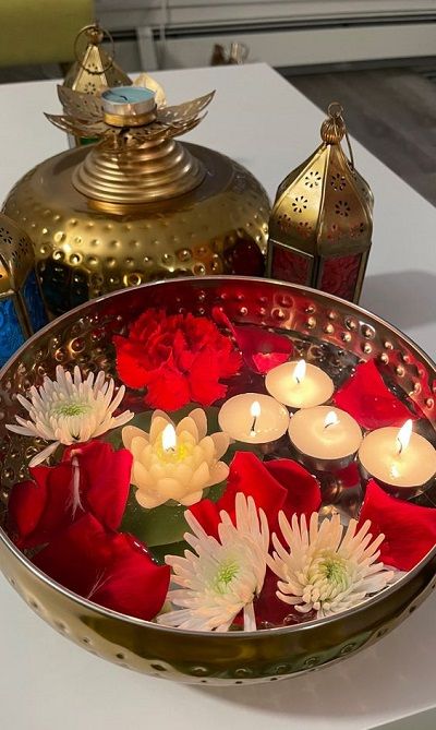 Deepavali Decoration, Living Room Decor Large, Diwali Decoration Ideas, Mandir Decoration, Diwali Pooja, Home Flower Decor, Diwali Pictures, Floating Flower, Diy Floral Decor