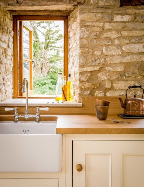 Country English Kitchen with Stone Wall Barn Conversion Kitchen, Earth Tones Kitchen, Country Kitchen Designs, French Country Kitchens, English Kitchens, Sustainable Kitchen, Stone Kitchen, Country Style Kitchen, French Country Kitchen