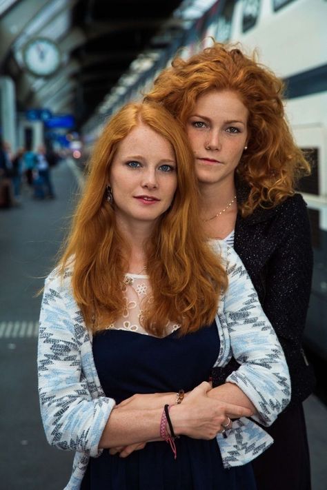 Zürich, Switzerland - Patricia and Rebecca, from Switzerland, are sisters. There’s only one-year difference between them. "When we were small, most of the kids laughed at our red hair. But that brought us closer to each other.” Years have passed and I noticed them in Zürich Central Station, two days ago. There was something magical about them. Red Haired Beauty, Red Hair Woman, Beautiful Red Hair, Ginger Girls, Redhead Beauty, Rose Gold Hair, Redhead Girl, Trending Hairstyles, Feathered Hairstyles