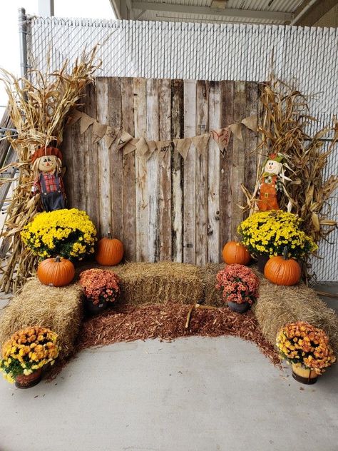 Fall Photo Backdrop Ideas, Fall Festival Booth, Fall Photo Backdrop, Fall Photo Booth, Photo Backdrop Ideas, Décoration Table Halloween, Fall Photo Props, Pumpkin Patch Birthday, Fall Harvest Party