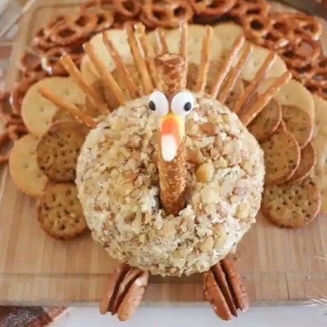 Cheeseball Recipes - 35 Delicious Recipes for Cheese Balls Cheeseball Recipes Thanksgiving, Turkey Cheeseball Thanksgiving, Turkey Cheeseball, Cheeseball Recipes, Easy Cheese Ball, Ball Recipes, Delicious Appetizers, Recipes Thanksgiving, Easy Cheese