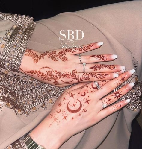 Mehendi For Eid, Hand Mehndi Design Simple, Eid Mehendi, Short Mehndi Design, Mehndi Design Simple, Khafif Mehndi Design, Arabic Henna Designs, Simple Mehndi Design, Hand Mehndi Design