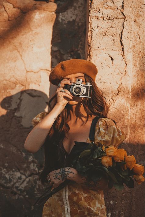 Boho Birthday Photoshoot Ideas, Vintage Camera Photoshoot, Vintage Poses Photography, Styled Photoshoot Ideas, Vintage Feminine Aesthetic, Coffee Pose, Vintage Photoshoot Ideas, Tumblr Photoshoot, Boho Tumbler