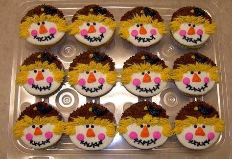 Scarecrow Cupcakes - Something different.  The room mother said since the party was to be a "Harvest Party" and they couldn't have Halloween type cupcakes....I came up with the scarecrow ones for her. Scarecrow Cupcakes, Boys Cupcakes, Ways To Decorate Cupcakes, Scarecrow Party, Scarecrow Cupcake, Scarecrow Cake, Fall Cakes Decorating, Pumpkin Patch Birthday Party, Scarecrow Craft