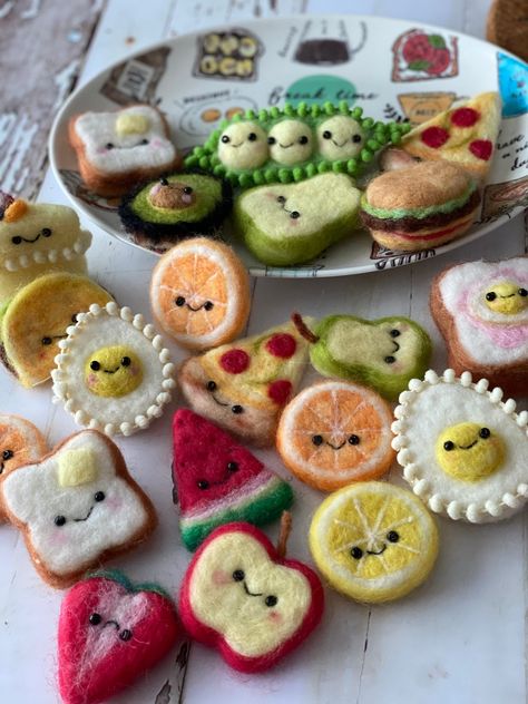 How to Make Adorable Clay Magnets: Step-by-Step Guide Fruit Fridge, Felt Magnet, Diy Tricot, Magnet Kitchen, Felt Fruit, Needle Felting Diy, Wool Felt Projects, Needle Felted Christmas, Felted Wool Crafts