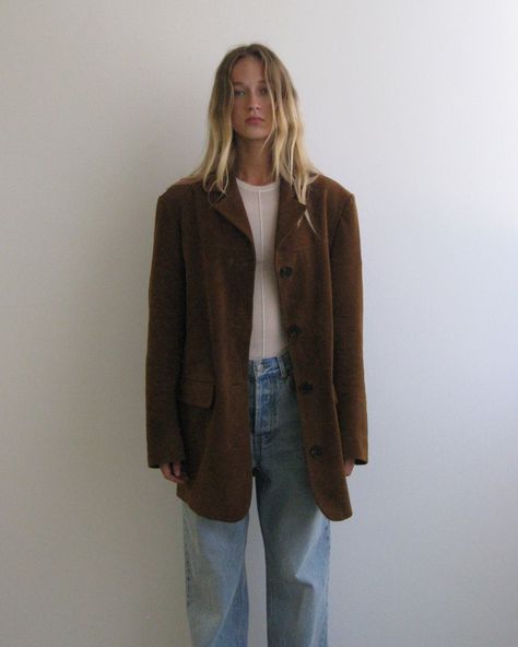 New in, The Lennox Suede Jacket. Perfectly boxy and oversized, crafted from 100% suede in a rich brown colourway. A forever wardrobe staple. Available now. Styled with the Ryan Jean, coming soon. #hansenandgretel Brown Suede Blazer Outfit, Suede Blazer Outfit, Brown Suede Jacket Outfit, Suede Brown Jacket, Suede Jacket Outfit, Suede Outfit, Suede Blazer, 2024 Style, Blazer Outfit