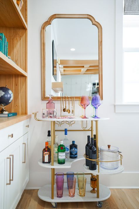 Simple ways to upgrade your bar cart to make happy hour even happier! Find your bar cart inspo with these tips from The Home Edit. Cute Bar Cart, Apartment Party, Apartment Bar, Home Decor Ideas Kitchen, College House, Trendy Apartment, Home Edit, Home Decor Apartment, Dorm Living