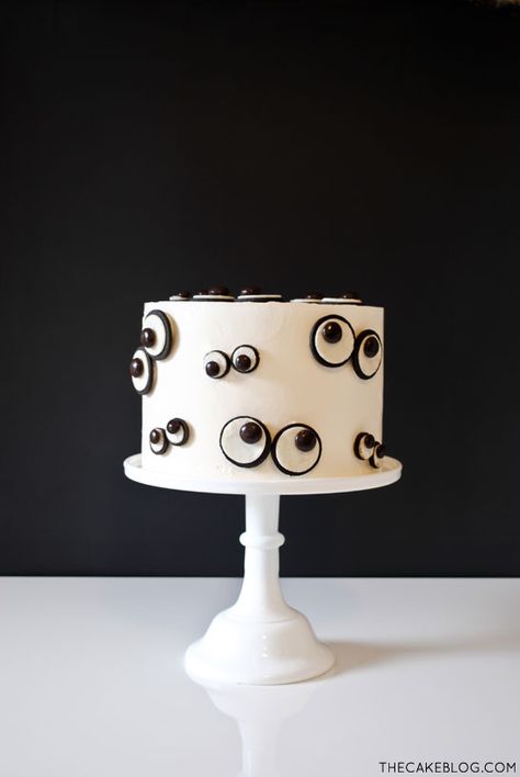 DIY Monster Eye Cake  | by Carrie Sellman  |  TheCakeBlog.com Eye Cake, Halloween Cake Recipes, Spooky Halloween Cakes, Halloween Torte, Pasteles Halloween, Dessert Halloween, Bolo Halloween, Beaux Desserts, Halloween Cake Decorating