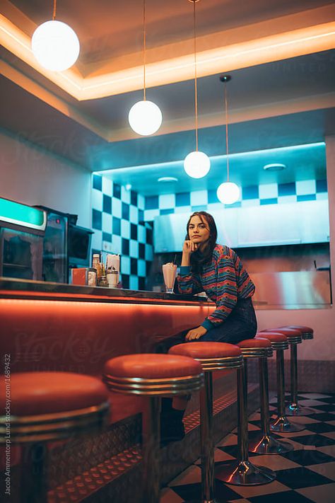 Bar Stool Photoshoot Ideas, Sitting At Bar Pose, Sitting At Bar, Diner Aesthetic, American Cafe, Retro Photoshoot, American Dinner, 50s Diner, Waffle House