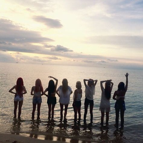 SNSD Korean Friends, Six Girl, Korean Best Friends, Best Friend Photoshoot, Best Friends Aesthetic, Cute Friend Pictures, Bff Pictures, Friend Photoshoot, Best Friend Pictures