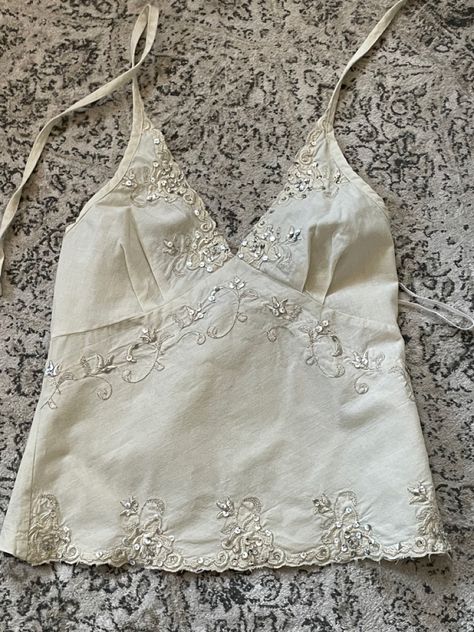 90s Tops Women Vintage, Embroidered Tank Top Diy, Embroidered Clothes Aesthetic, Design Moda, Dream Clothes, Fashion Killa, Cute Tops, White Top, Aesthetic Clothes