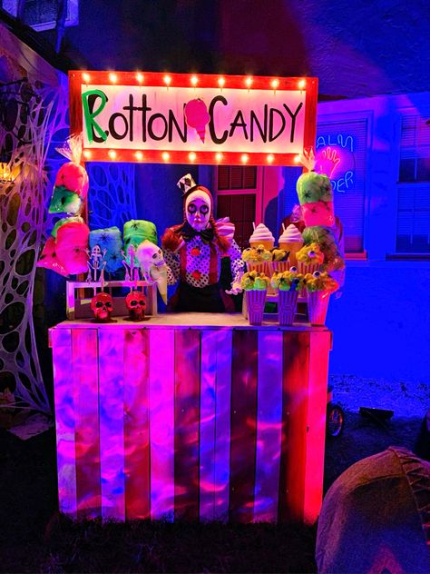 Halloween Candy Booth Ideas, Creepy Clown Party Ideas, Haunted Carnival Halloween Decorations, Halloween Town Theme Party, Halloween Decorations Clown Theme, Freakshow Theme Party, Clown Haunted House Halloween Decorations, Scary Carnival Trunk Or Treat Ideas, Creepy Circus Trunk Or Treat