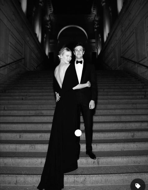 Black Gown Engagement Photos, Backless Dress Pose Couple, Backless Dress Couple Photos, Fancy Couples Photoshoot Poses, Couples Fancy Photoshoot, Gala Couple Pictures, Couple Dressed Up Classy, Elegant Pre Wedding Photoshoot, Couple Photoshoot Fancy