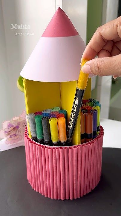 Diy Pen Stand Ideas, Pen Stand Craft, Pen Stand Diy, Diy Pen Stand, Pencil Holder Diy, Cute Desk Organization, Diy Pencil Holder, Diy Popsicle Stick Crafts, Diy Popsicle