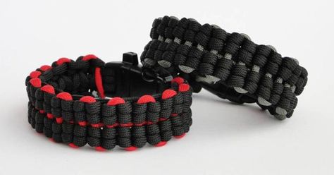 Want to make a paracord bracelet? These 9 paracord bracelet patterns include the Quick-Deploy Cobra, Truck Tire, Oak Spike Sinnet, Trilobite, and more. 550 Paracord Projects, Paracord Bracelet Instructions, Paracord Bracelet Designs, Paracord Bracelet Patterns, Paracord Bracelet Tutorial, Paracord Bracelet Diy, Survival Stuff, Paracord Knots, Weave Styles