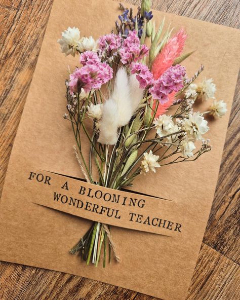 Teacher Gratitude Gifts ✨️ Firstly, how is it July 1st? This simply means we are almost at the end of another school year, so as a way of showing our appreciation and gratitude to our teachers, we have some blooming beautiful gifts available ! Prices are listed below, with P&P if needed at £3.69 ✨️ Simply message me to place your order ✨️ 'For a Blooming Wonderful Teacher' card £8.50 'Thank you for helping me grow' flower bar £14.95 'Best Teacher Ever' pink bouquet £12 'Best Teacher Ever'... Flowers For Teachers Gifts, Back To School Bouquet, Teacher Flower Gifts, Flower For Teacher, Aesthetic Thank You Cards, Teacher Appreciation Flowers, Gratitude Gifts, Small Teacher Gifts, Blog Branding Kit