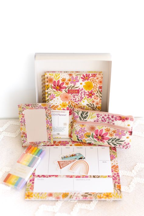 Stationary Gifts Ideas, Stationary Gift Set, Stationery Ideas Products, Stationary Gift Box Ideas, Stationery Gift Box Ideas, Stationery Packaging Ideas, Planner Gift Ideas, Fun Stationary, Diy Stationery Set