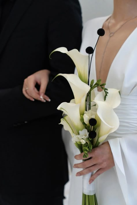 Wedding Bouquet Idea, Cascading Calla Lily Bouquet, Cala Lily And White Roses Bouquet, Timeless Bouquet Wedding, Classy Elegant Wedding Bridal Bouquets, Neutral Bridal Bouquet With Greenery, Long Stem Calla Lily Bouquet, Cala Lilly Wedding Bouquet White, Unique Corsage Ideas