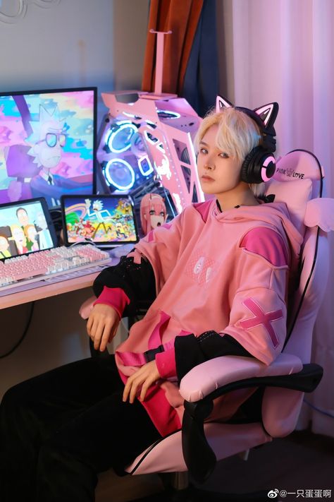 Pose Reference Computer, Sitting At Computer Reference, Holding Tray Pose, Gamer Pose Reference, Kawaii People, Chair Pose, Cap Cut, Senior Pictures Boys, Pose References