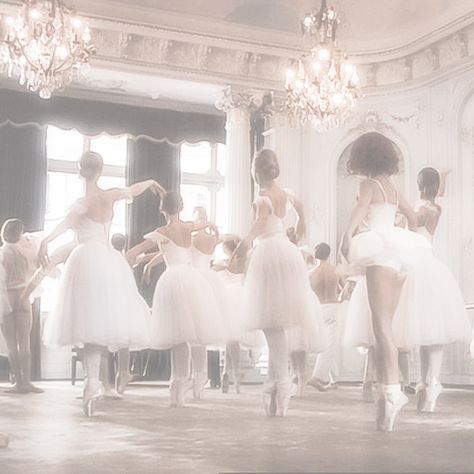 Swan Lake Ballet, Royal Core, Ballet Beauty, Ballet Inspiration, Princess Core, Dancing Aesthetic, Ballet Photography, Pink Ballerina, White Swan