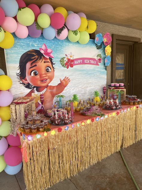 Moana Cake Table Ideas, Moana Center Piece Ideas, Baby Moana Birthday Party Decorations, Moana Baby Shower Theme, Baby Moana Birthday Cake, Baby Moana Birthday Party Ideas, Moana Dessert Table, Moana Birthday Party Ideas Decoration, Moana Centerpieces Ideas