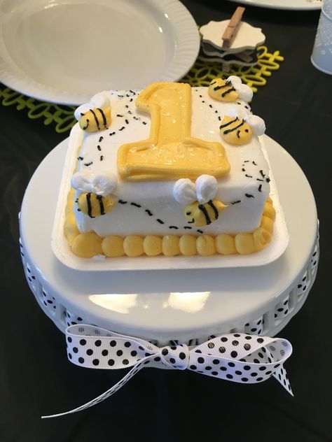 Smash cake for bumblebee theme Bee Cakes Ideas, 60tg Birthday Ideas, Bee Birthday Theme, Bee Birthday Cake, Bohemian Birthday Party, Bumble Bee Cake, Bee Themed Birthday Party, Bohemian Birthday, Bumble Bee Birthday