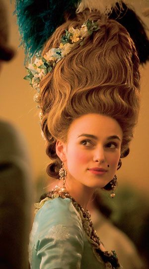 Keira Knightley as the Duchess of Devonshire 1700 Aesthetic, 18th Century Hair, Buns Braids, The Duchess Of Devonshire, 18th Century Gown, Venice Carnival Costumes, Keira Knightly, Period Pieces, Rococo Fashion