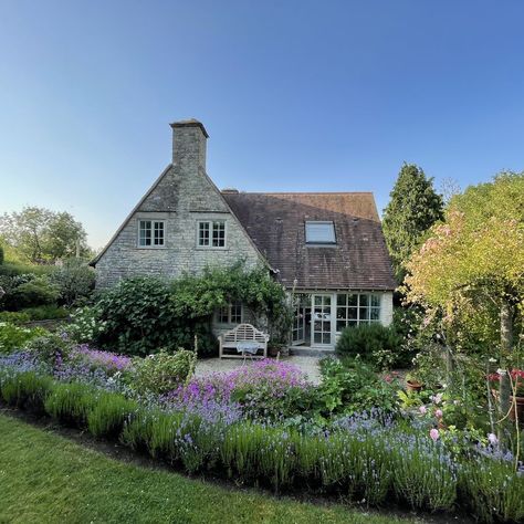 Cozy Cottage Aesthetic, English Countryside Cottage, English Countryside Home, Cozy Home Aesthetic, Creative Home Decor Ideas, Cotswold House, Cotswold Stone, Cotswold Cottage, Enchanted Cottage