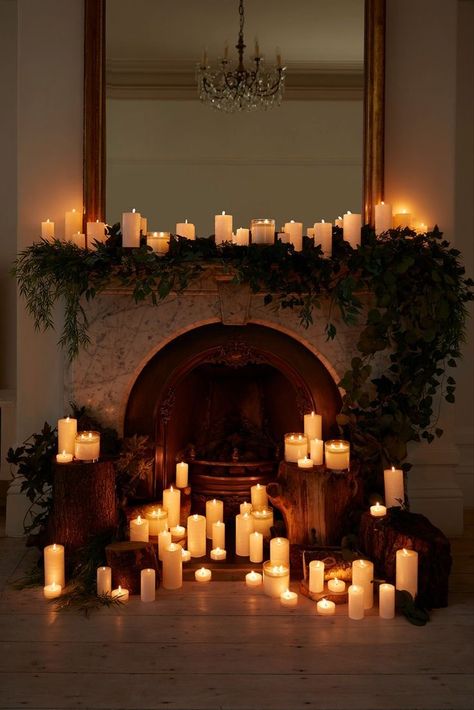 Christmas Living Room Decor, Candles In Fireplace, Christmas Living Room, Dark Christmas, Christmas Decorations Living Room, Christmas Interiors, Aesthetic Christmas, Christmas Inspo, Christmas Trends