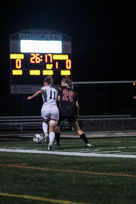 Soccer Commitment Pictures, Sports Film Photography, Football Photography Action, Soccer Photography Action, Soccer Action Shots, Sports Photography Action, Journalism Ideas, Sports Action Photography, Soccer Poses