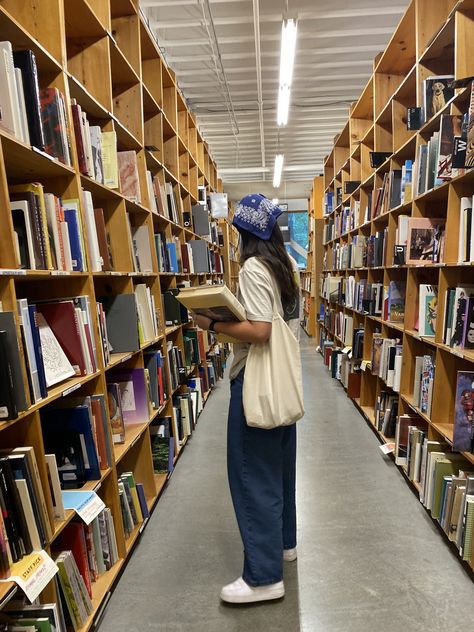 Booktok Aesthetic Outfits, Book Date Outfit, Bandanna Aesthetic, Bookstore Outfit Aesthetic, Hair Bandana Outfit, Book Shopping Outfit, Bandana Outfits For Women, How To Style A Bandana, Solo Date Outfit