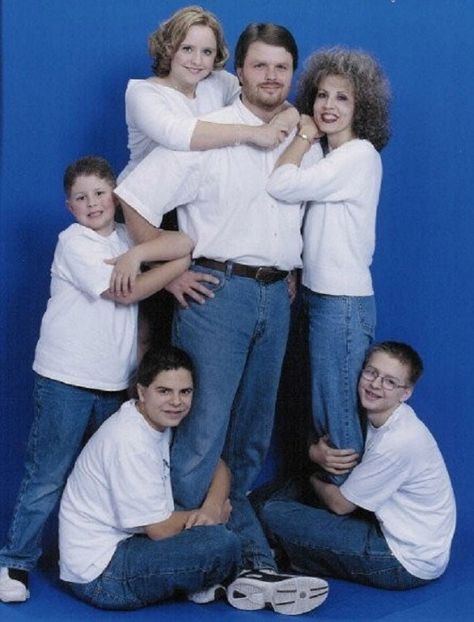 29 Awkward Family Photos That Will Make You Cringe - Viralscape – Awkward Family Portrait-1 | Viralscape Jcpenny Photos, Akward Family Photos, Awkward Family Photos Christmas, Funny Family Pictures, Awkward Family Pictures, Weird Family Photos, Awkward Family Portraits, Funny Photoshoot Ideas, Jcpenney Portraits