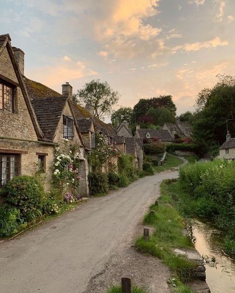 England Aesthetic, England Countryside, Countryside Cottage, Drømme Liv, Cottage Aesthetic, Dream Cottage, Countryside House, Photographie Inspo, Photo Vintage