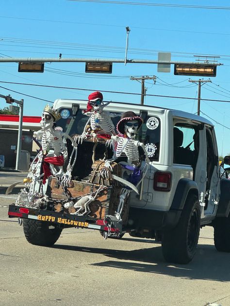 Jeep Trunk Or Treat Decor, Jeep Halloween Trunk Or Treat, Halloween Truck Ideas, Jeeps Decorated For Halloween, Halloween Jeep Ideas, Trunk Or Treat Ideas For Jeep Wrangler, Jeep Halloween Decorations, Jeep Wrangler Halloween Ideas, Halloween Jeep Wrangler Decorations